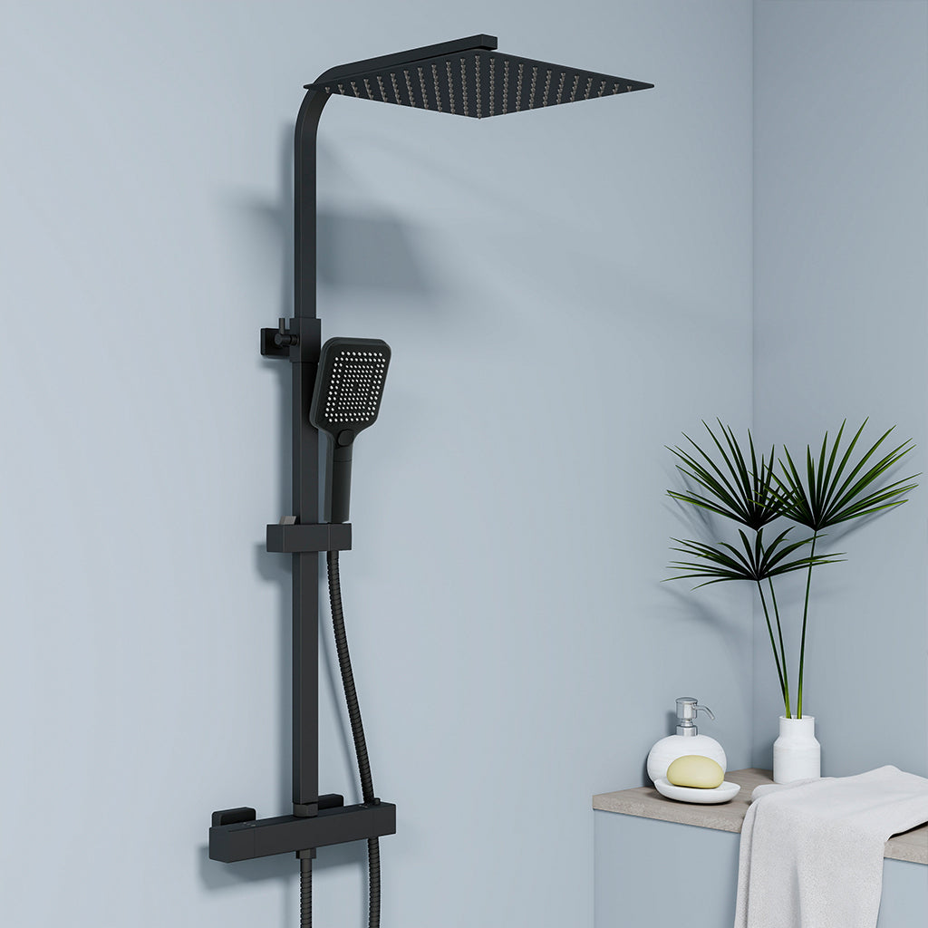 Sistema doccia moderno, dotato di soffione quadrato da 30x30 cm, rubinetto Cool-Touch antiscottatura e doccetta manuale a tre getti — asta doccia regolabile in acciaio inossidabile nero, da 73 a 115 cm