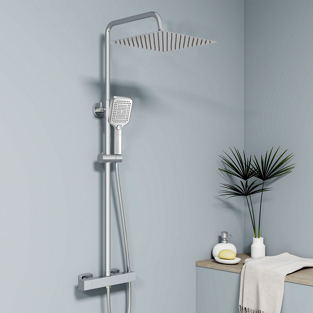 Sistema doccia a pioggia cromato da 30 cm: rubinetto termostatico a 38 °C con protezione antiscottatura e doccetta a tre getti — altezza regolabile